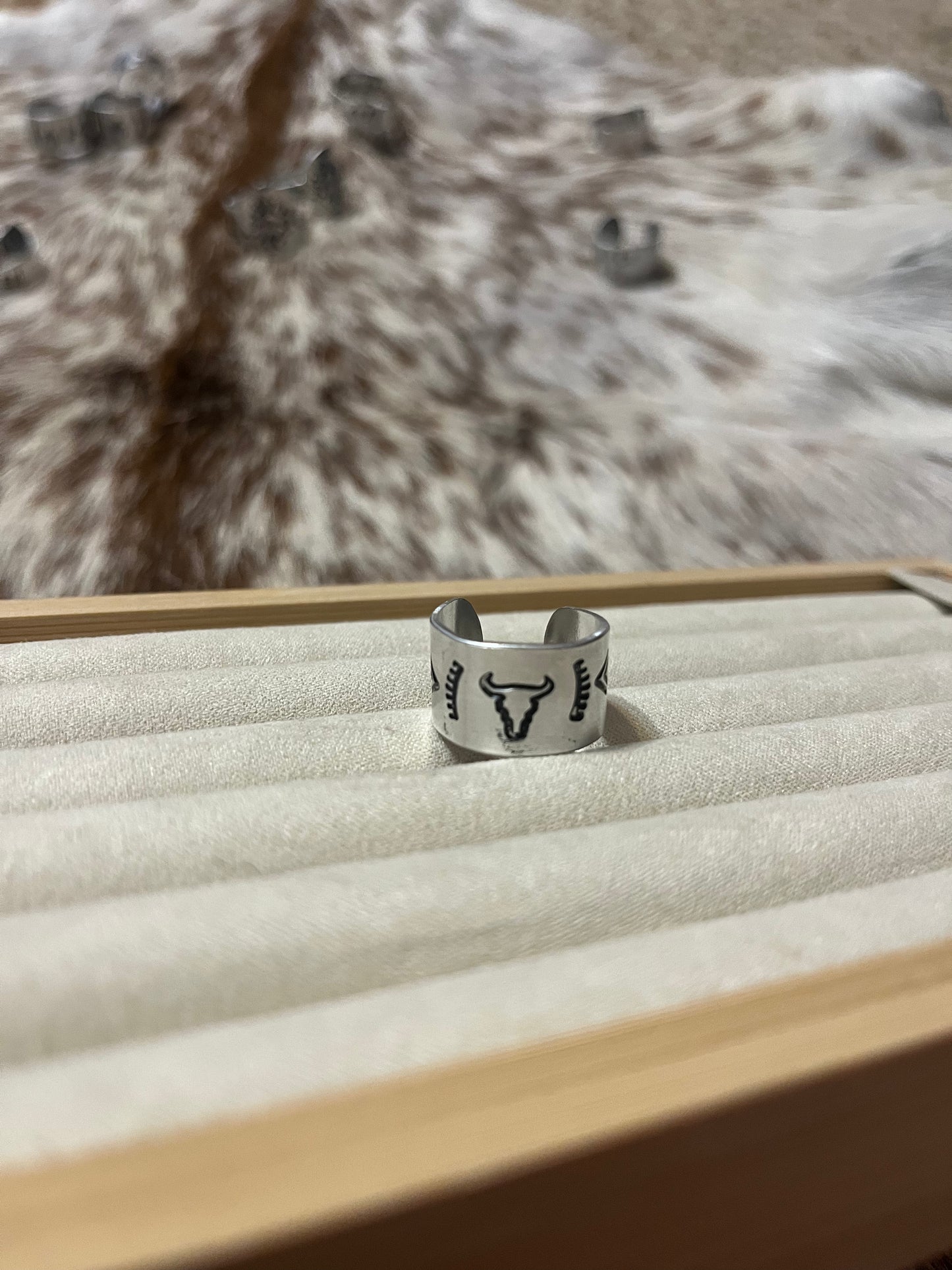 >(COW)< Thick Ring